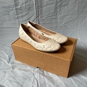Baretraps Memory Foam Slip on Womens White Size9.5